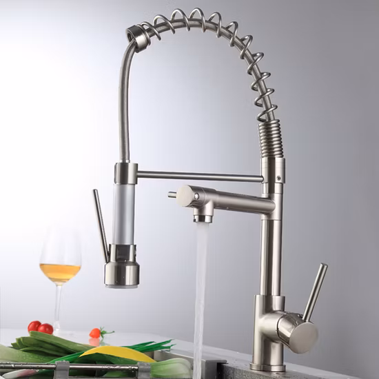 Torneira de cozinha com pulverizador suspenso Mola comercial 360 rotação Torneira de água de cozinha de alça única Misturador de pia de latão Torneira de venda removível